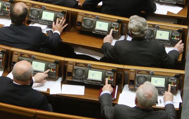 Активисты под Радой требуют наказывать депутатов за "кнопкодавство"