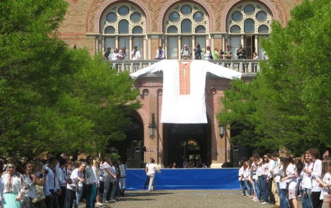 Адвокат Савченко пришел в вышиванке в московскую тюрьму