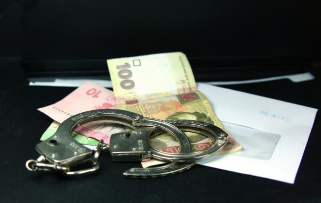 В Киеве суд взял под стражу троих налоговиков за взятку в 4 млн гривен