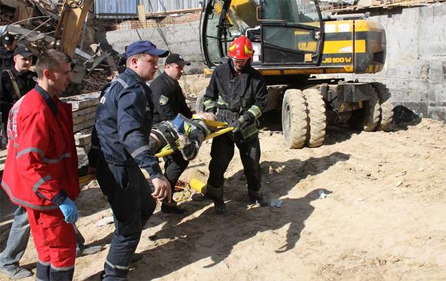 В Виннице на стройке обрушилась стена, трое людей оказались под развалинами