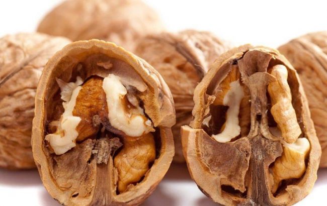 Без зусиль та молотка. Дивіться, як швидко почистити волоські горіхи (відео)