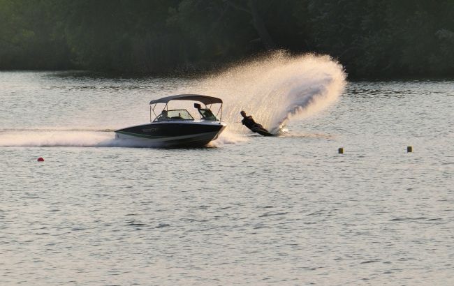Неудачная прогулка: в Кирилловке катер с туристами начало уносить в открытое море