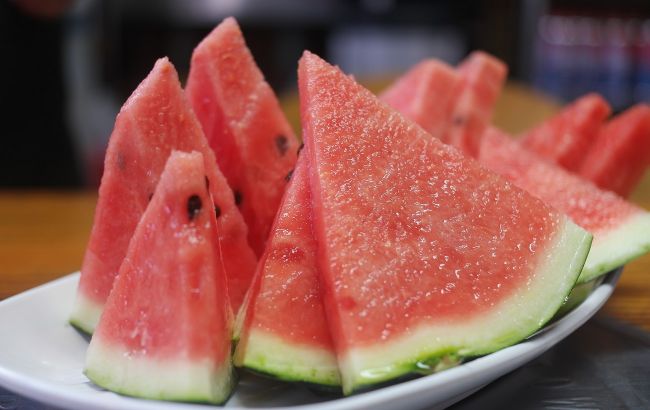 Врачи рассказали, кому запрещено есть арбузы