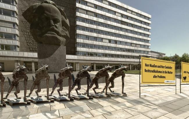 В немецком Хемнице установили фигуры "зигующих" волков