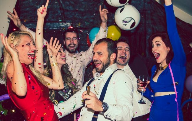 Трохи соромно, але дуже смішно: 8 найбожевільніших весільних конкурсів