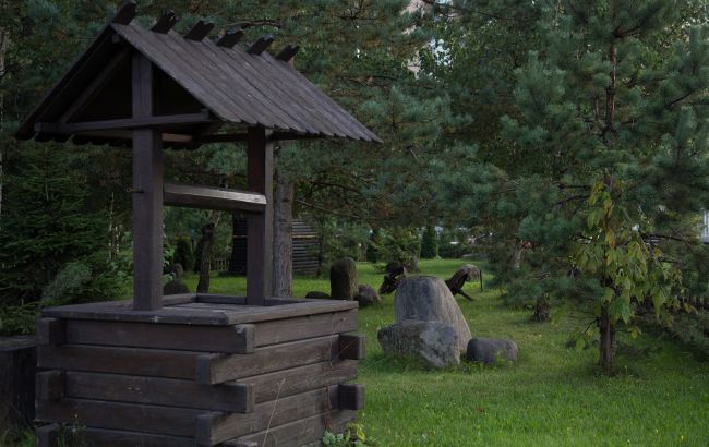 В Одеській області до 8-метрового колодязя впала жінка: її життя рятують медики