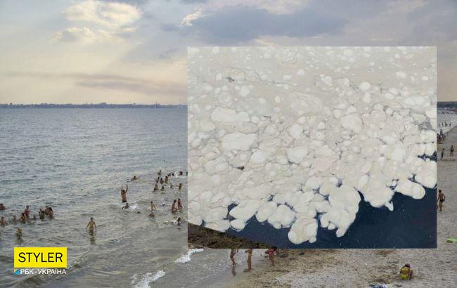 В Одессе море покрылось неизвестной субстанцией: видео загрязненной воды