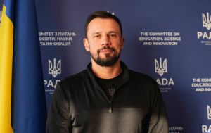 "Молодой учитель думает, идти ли работать в школу на 10 тысяч": блиц с Сергеем Бабаком