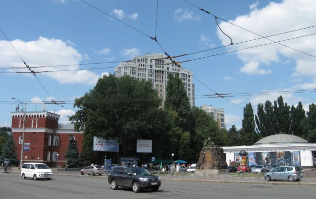 "Сухий" фонтан та озеленення: на Арсенальній площі побудують сучасну зону відпочинку