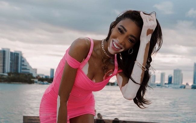 В яскраво-рожевому міні на яхті: Вінні Харлоу "запалює" з друзями в Майамі