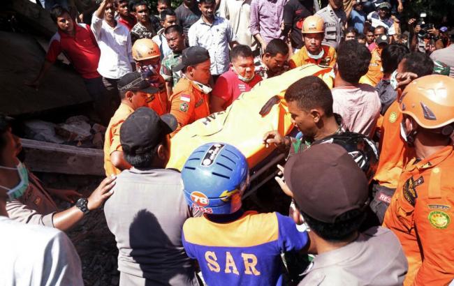 Число жертв землетрясения в Индонезии превысило 100 человек