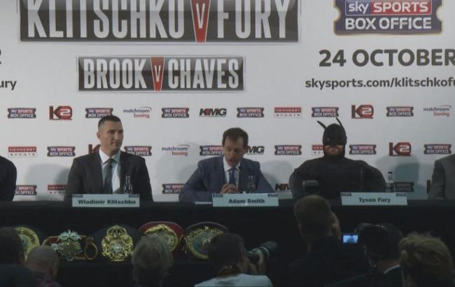 Тайсон Фьюри пришел на встречу с Кличко в костюме Бэтмена