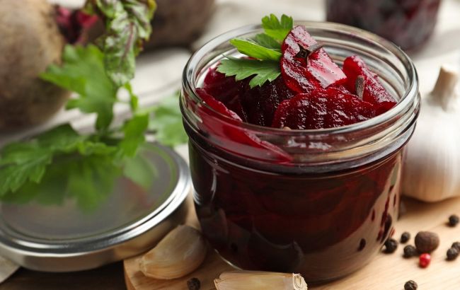 Борщ за 15 хвилин? Смачний маринований буряк на зиму, який виручить не раз