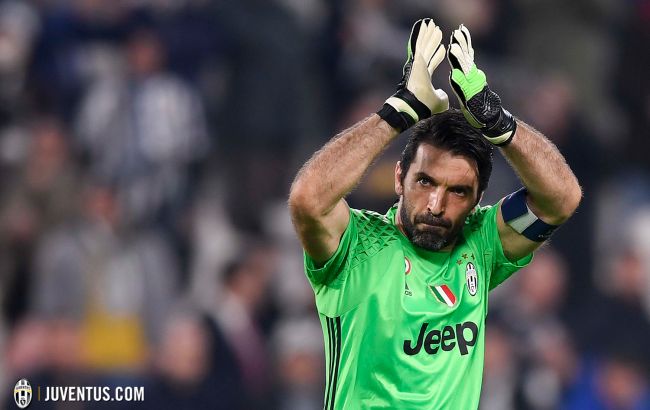 Буффон вирішив продовжити контракт з "Ювентусом" ще на рік