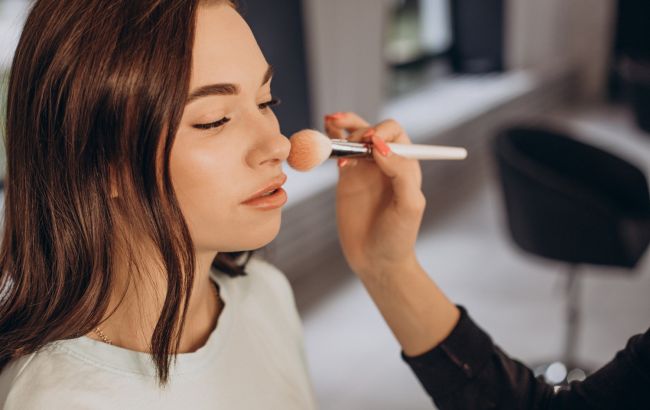 Як зробити стійкий макіяж, який буде триматись весь день: це має бути у кожної дівчини
