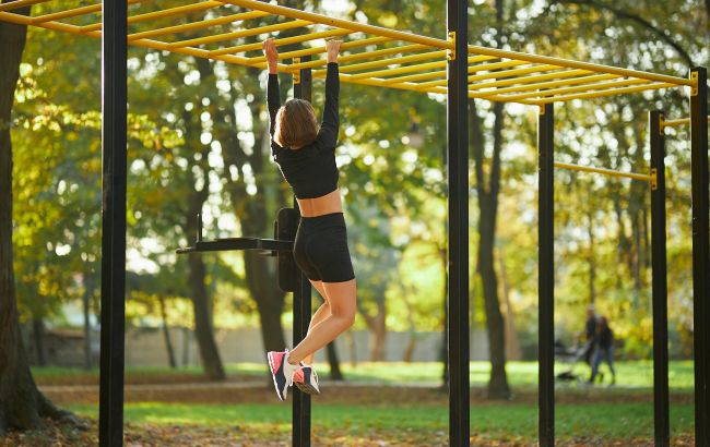 Ось що станеться з вашим тілом, якщо щодня висіти на турніку