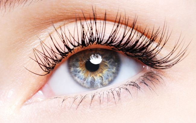 Названо 5 шкідливих звичок, через які випадають вії