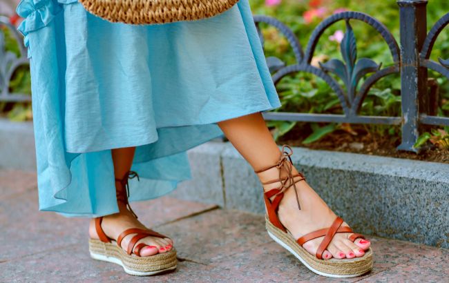 Еспадрильї чи кеди? Яке взуття модно носити літом 2023 і скільки воно коштує в Україні