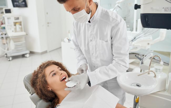 "Інколи ціна завищена, але це виправдано". Стоматолог назвав плюси і мінуси вінірів