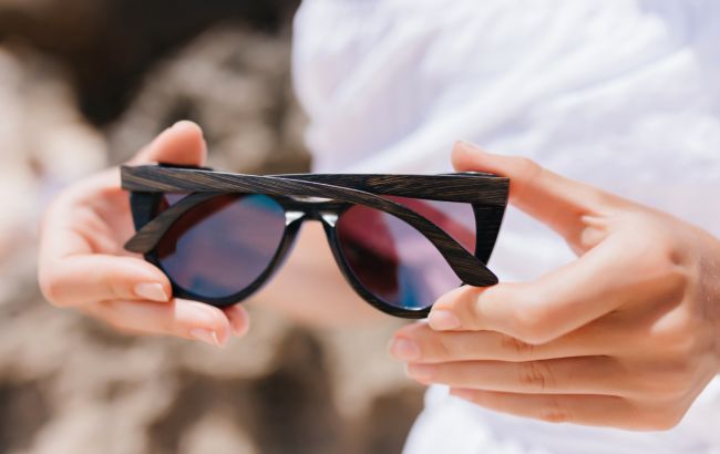 Будут, как новые. Ловите лайфхаки, которые помогут избавиться от царапин на солнцезащитных очках