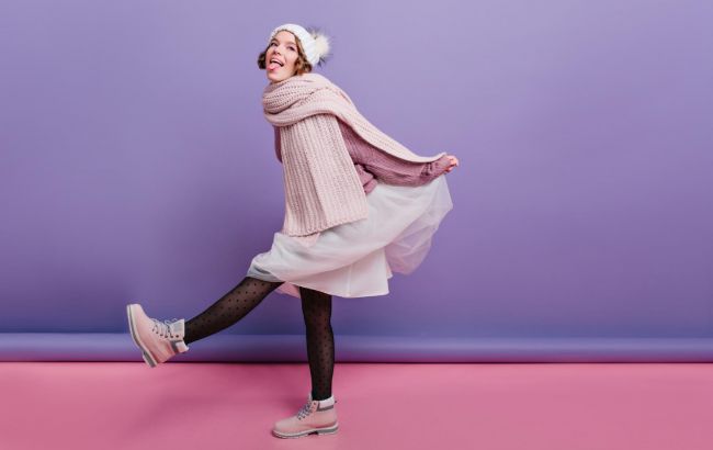 Таке взуття псує образ! Стилістка назвала модель, яку не можна поєднувати зі спідницями