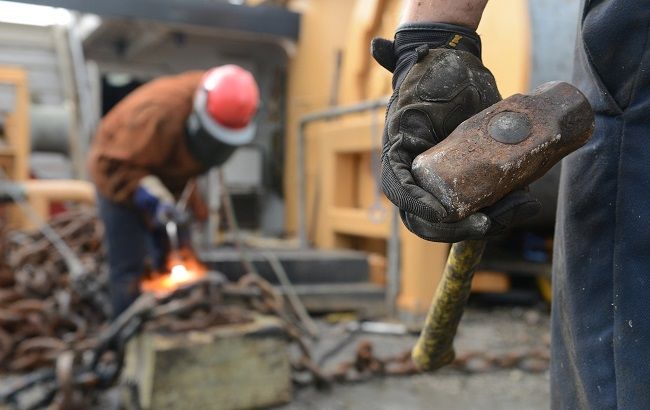 Одесские активисты с кувалдами расчищают пляжи: что происходит