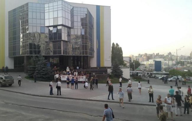 В Голосеевском районе Киева активисты сломали забор вокруг застройки и перекрыли дорогу, - МВД