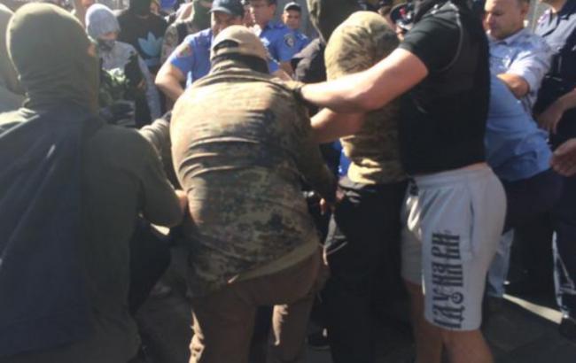 У здания Харьковского горсовета между активистами и милицией произошла потасовка