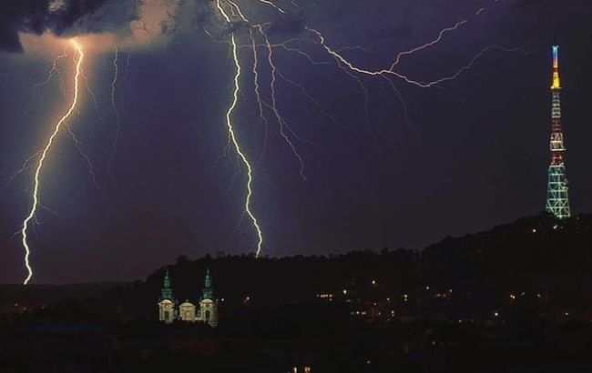 ГСЧС предупреждает о грозах и шквалах на западе Украины