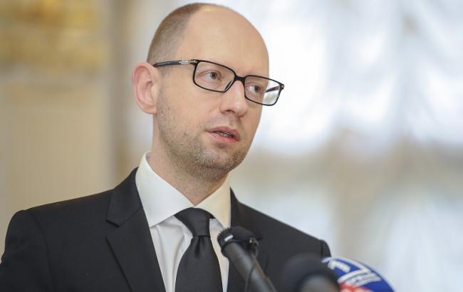 Яценюк доручив до зими облаштувати пункти пропуску на кордоні з Кримом