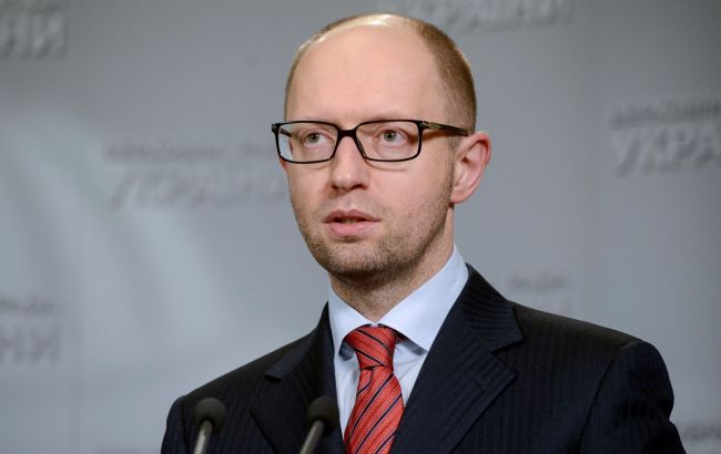 Инвестиции придут в Украину после отвода российских танков, - Яценюк