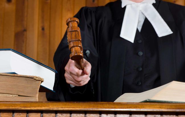 Суд дозволив заочне розслідування проти екс-командувача внутрішніх військ МВС