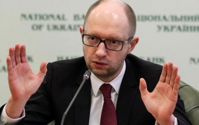 Яценюк поручил срочно погасить задолженность по зарплате работникам зоны отчуждения