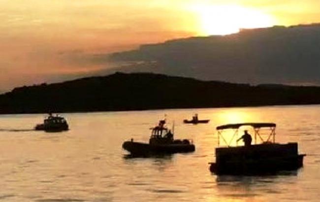 В Миссури перевернулась прогулочная лодка с 31 пасажиром, есть погибшие