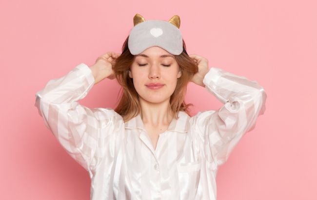 Почему полезно спать в маске для глаз: преимуществ немало