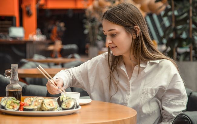 Чи можна вагітним їсти суші: ось що може статись