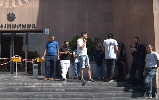 Демонстранты заблокировали мэрию Еревана