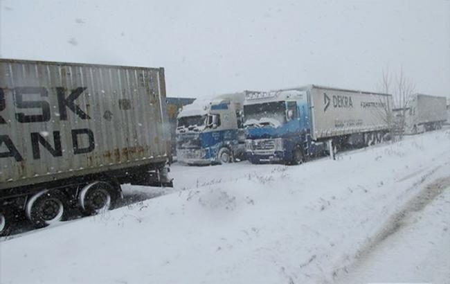 Негода в Україні: траса Київ-Одеса закрита для транспорту з 15:00