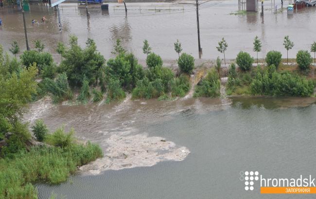 В Запорожье в результате ливня парализовано движение транспорта