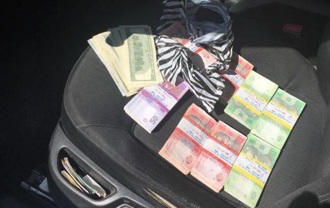 В Запорожской области прокурора задержали на взятке в 5 тыс. долларов