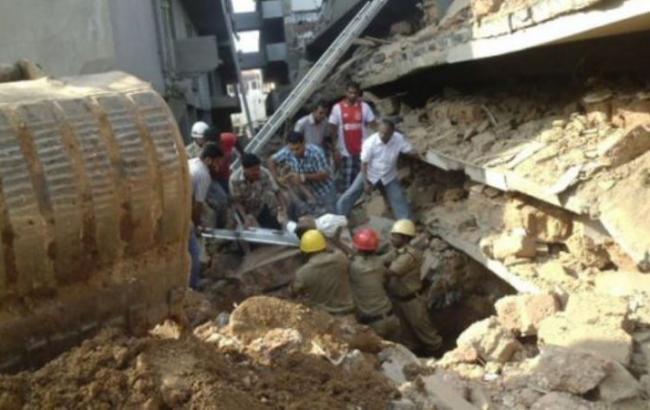 В Индии при обрушении здания погибли около десяти человек