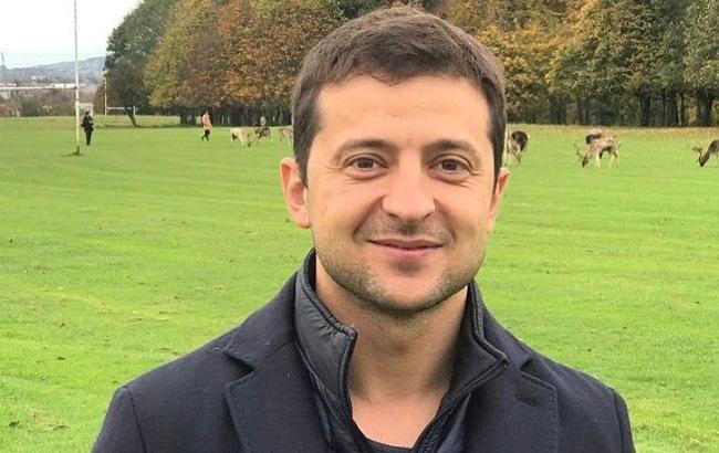 "Як свій член сім'ї": Зеленський пройшовся по нічному місту в халаті і сімейках