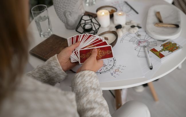 Таро-гороскоп на 9 жовтня: удача чекає лише на ці 4 знаки Зодіаку