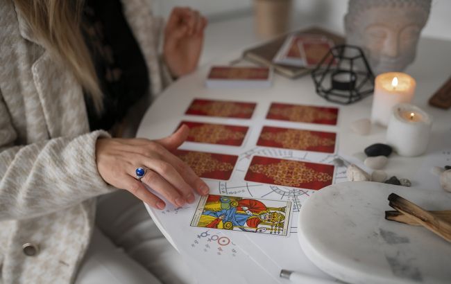 Карти Таро обіцяють важливі уроки 4 знакам Зодіаку: кому середа принесе доленосні зміни