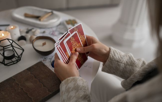 Ці 3 знаки Зодіаку сьогодні зіткнуться з хаосом і сумнівами: кого попереджають карти Таро